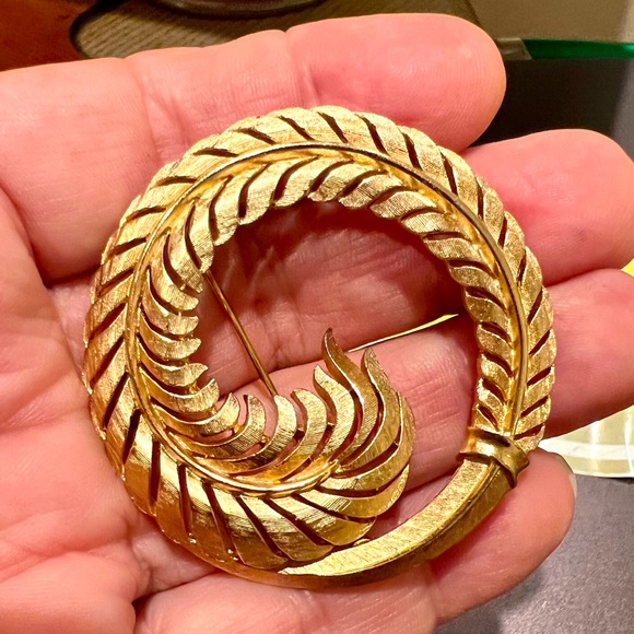 Crown Trifari Gold Tone Round Feathered Brooch EUC - Picture 4 of 6